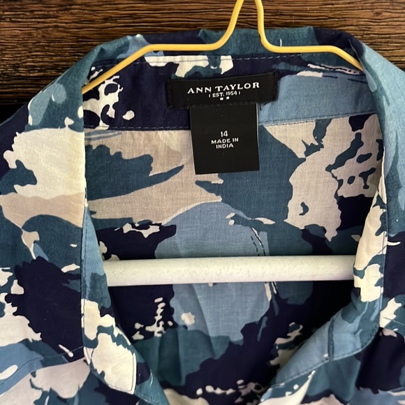 Woman’s blouse - Picture 2 of 3